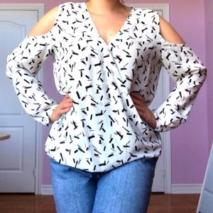 (M)🎀REITMANS🎀Brushstroke Cold Shoulder Wrap Blouse Ptp20.5"×L18.5"